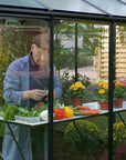 Homme utilisant la table de travail universelle de la marque ACD