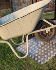 Brouette sur les 2 rampes d'accès ACD 33 x 48 cm en aluminium dans un jardin