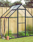 Mini serre de jardin fabriquée en polycarbonate dans un jardin